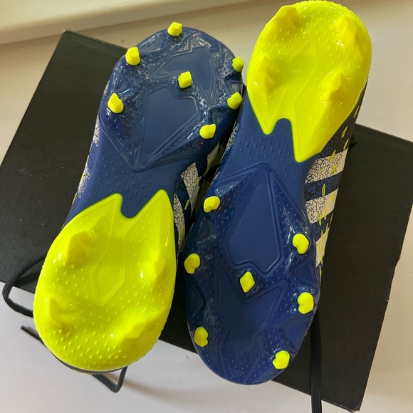 Brand new in the box with tags! Adidas predator freak .3FG J size 4 youth cleats - Picture 7 of 9